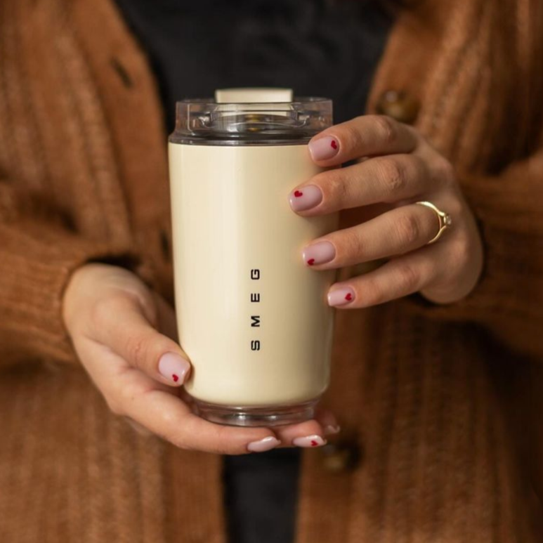 LuxeTherm Eleganter Reisebecher | Stilvolle und langlebige Thermoskanne für heiße und kalte Getränke