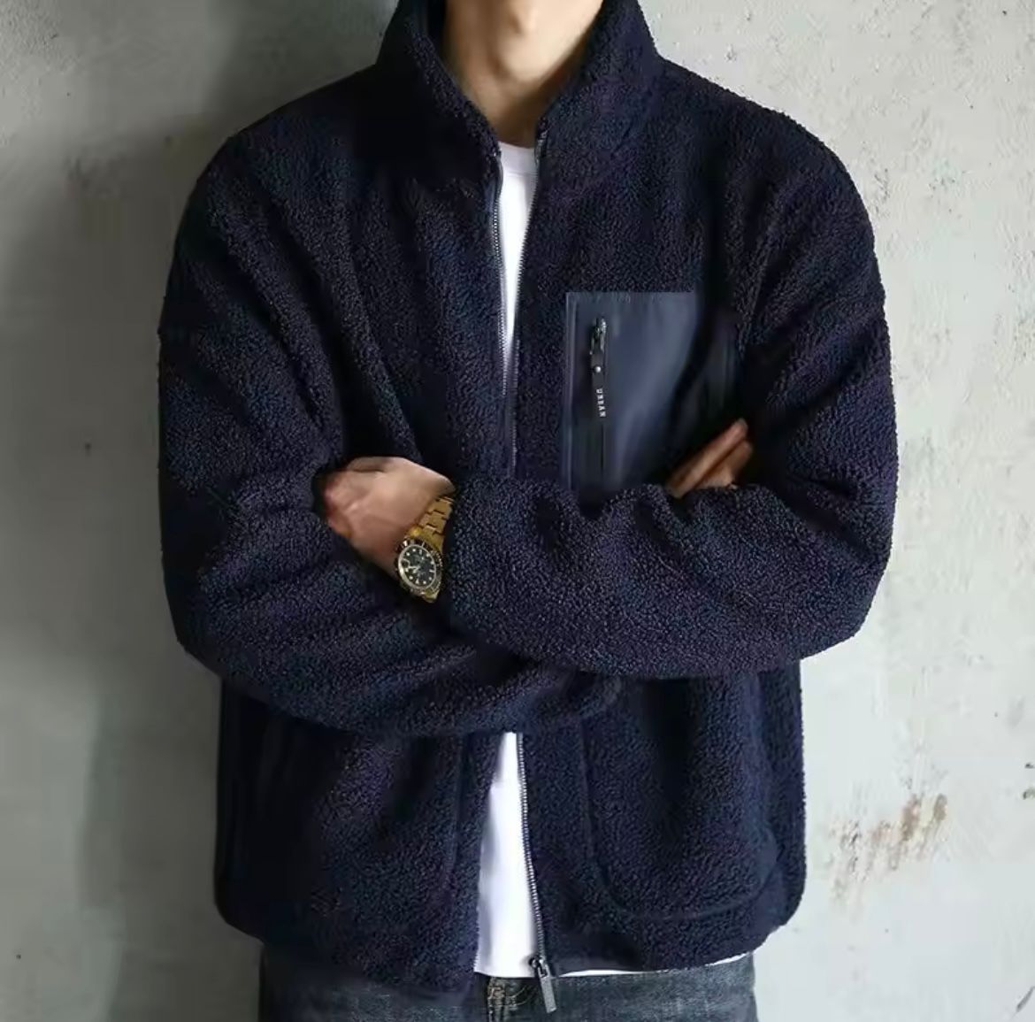 Męska kurtka na zamek z wysokim kołnierzem i wieloma kieszeniami