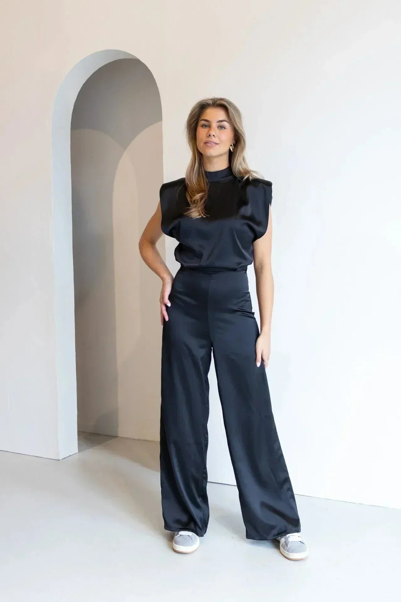 Damen Rückenfreier Jumpsuit mit Weiten Beinen – Elegant & Leicht